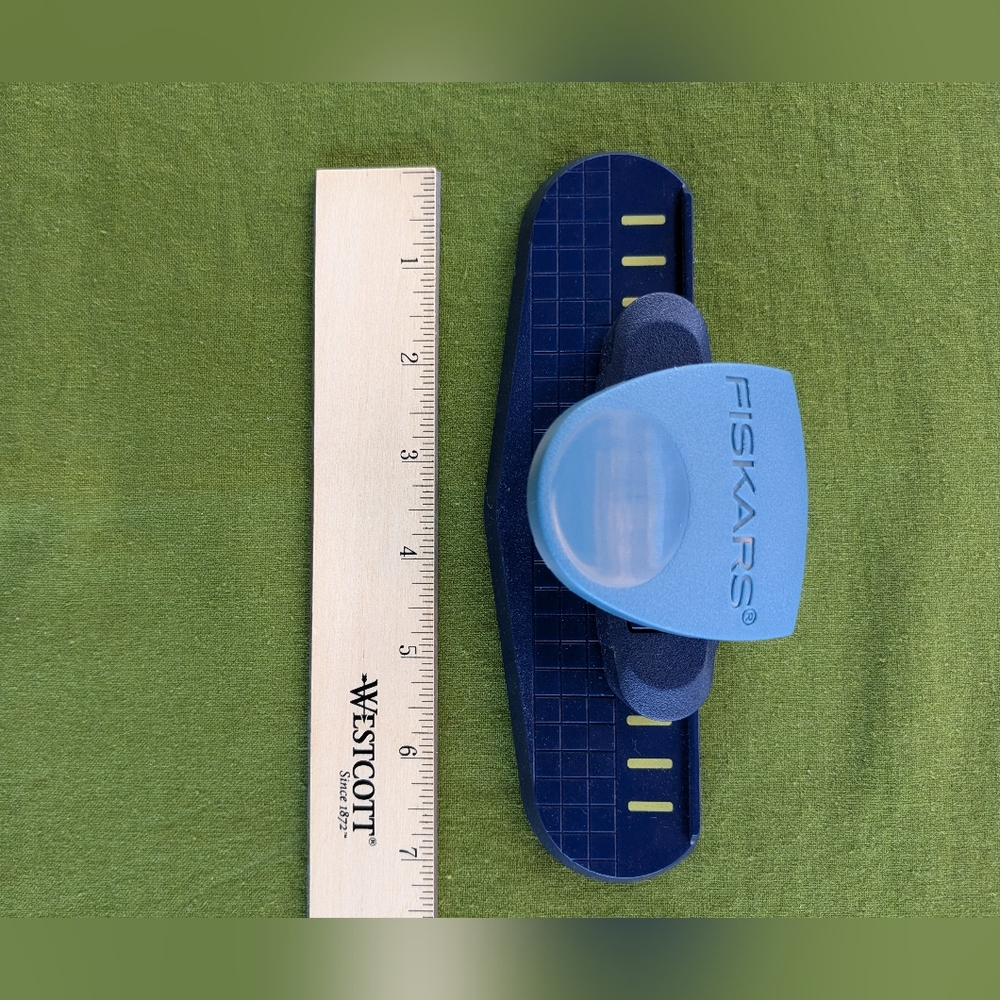 Fiskars - Leave It To Weaver Border Punch